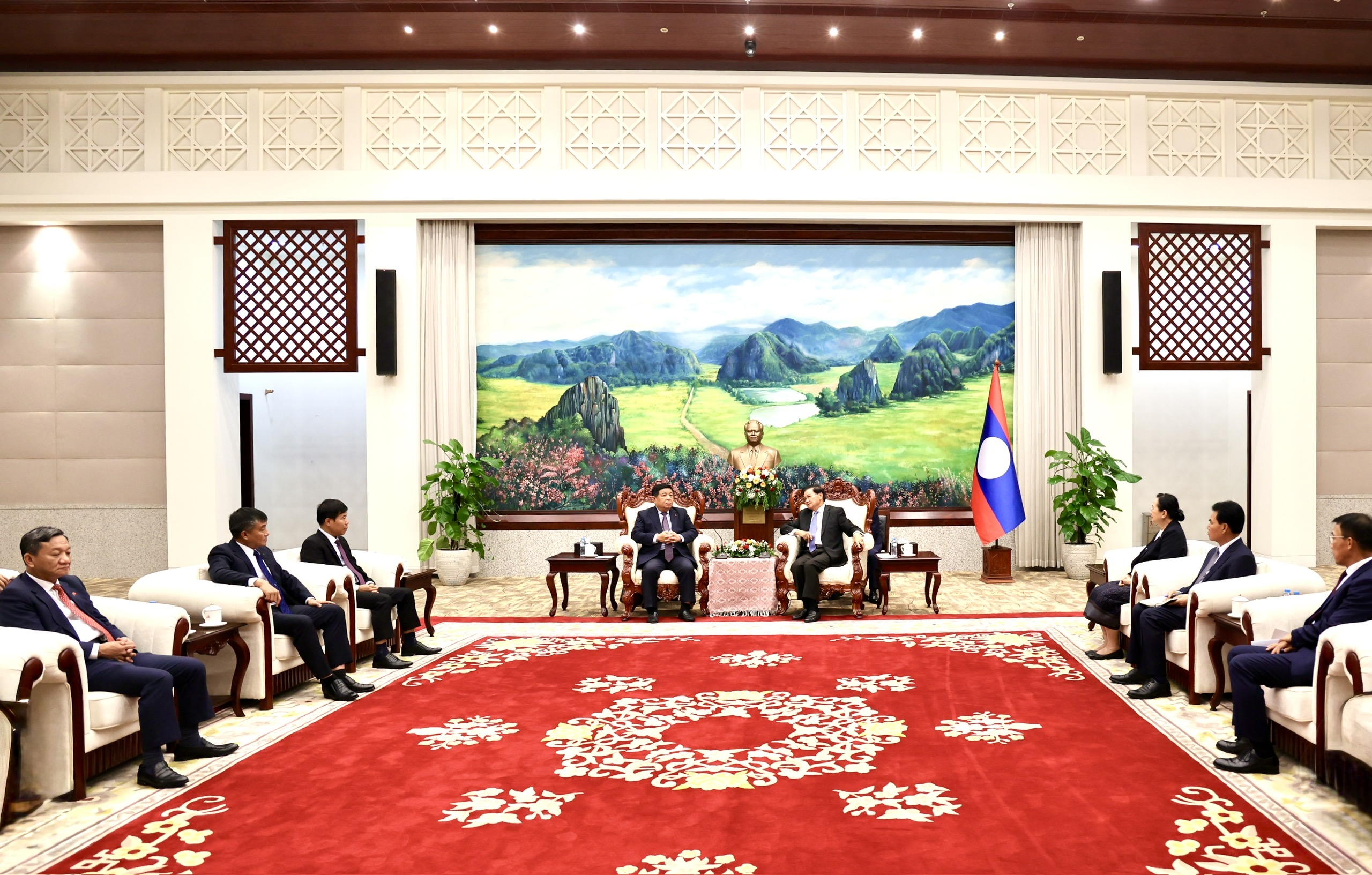 Phó Thủ tướng Nguyễn Chí Dũng thăm chính thức Lào